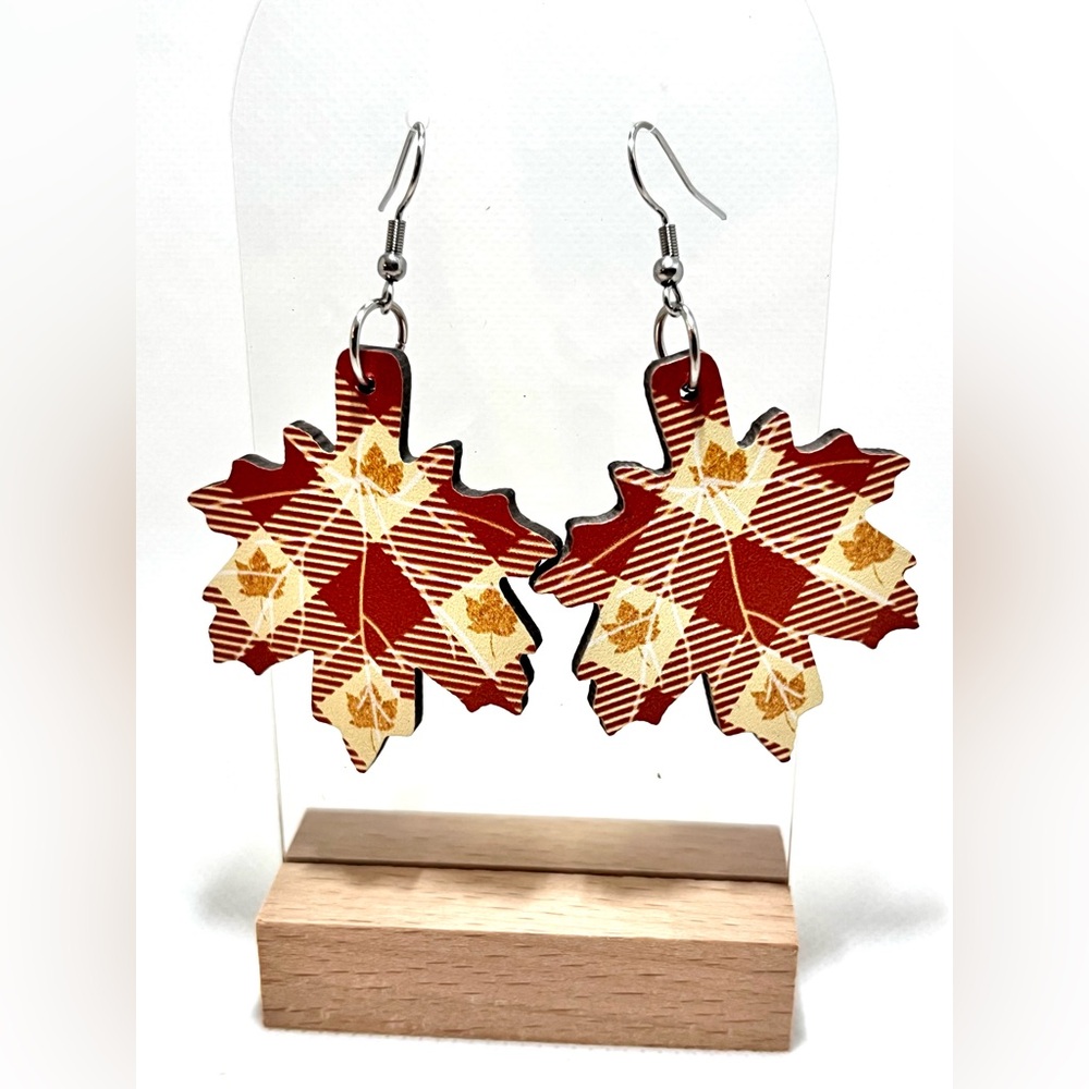 NWT Vintage Style Maple Leave Fall Earrings Autumn Themed Drop & Dangle Wood